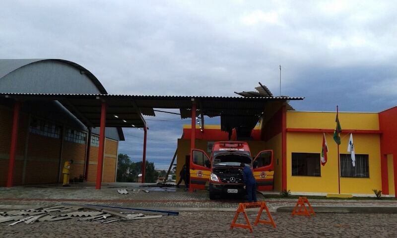 Em Xanxerê, parte do telhado da sede do Corpo de Bombeiros foi destelhada. (Foto: Corpo de Bombeiros/Divulgação)