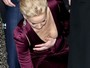 Jennifer Lawrence usa look decotado e quase mostra demais em première