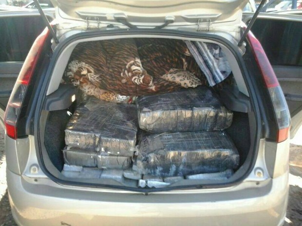 Polícia apreende 480 kg de maconha e pistolas em carro roubado em MS (Foto: Divulgação/ PRF)