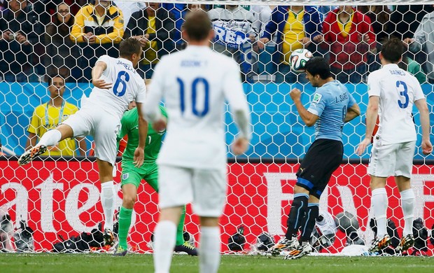 Suarez gol Uruguai x Inglaterra (Foto: Reuters)