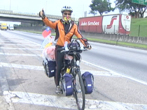 Homem vai pela Via Dutra até Aparecida antes de chegar ao Rio de Janeiro (Foto: Reprodução/TV Vanguarda)