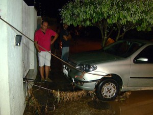 Veículo é amarrado em rua de Valinhos para não ser levado pela enxurrada (Foto: Reprodução EPTV)