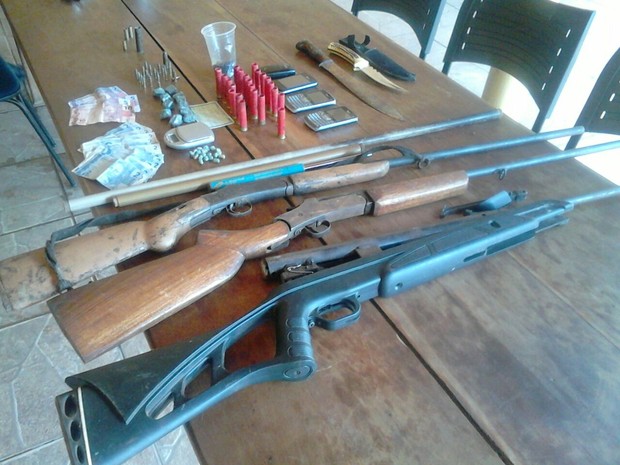 Armas e drogas foram encontradas com o grupo (Foto: Divulgação Polícia Militar)