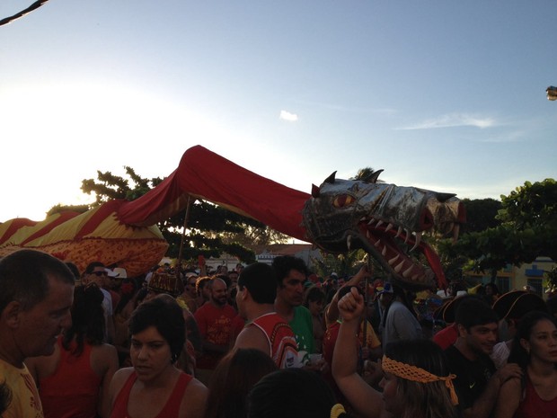 Dragão do &#39;Eu Acho é Pouco&#39; encanta foliões (Foto: Lorena Andrade / G1)