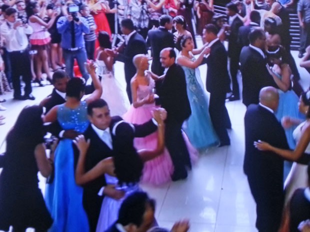 Adolescentes dançam valsa com cadetes da PM durante festa para celebrar 15 anos no DF (Foto: TV Globo/Reprodução)