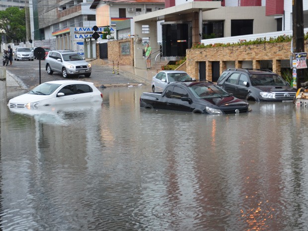 Carros ficaram submersos por conta das chuvas em alguns pontos de João Pessoa (Foto: Walter Paparazzo/G1)