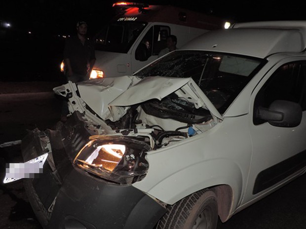 Frente de carro ficou destruída após acidente na noite de quinta-feira (28) (Foto: Edivaldo Braga/ Blog Braga)