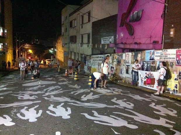 Corpos são pintados na rua dos Andradas, em frente a boate Kiss  (Foto: Luiza Carneiro/G1)