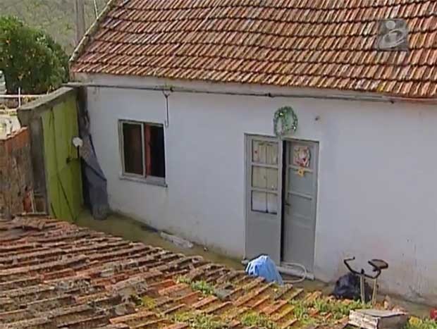 Casa onde brasileira teria matado os fois filhos em Alenquer, oeste de Lisboa (Foto: Reprodução)