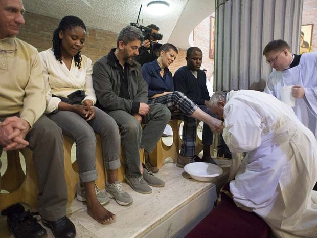 Papa Francisco realiza cerimônia de lava-pés com detentos de uma prisão de Roma nesta quinta-feira (2) (Foto: REUTERS/Osservatore Romano)