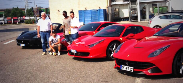 Balotelli posta ao lado de Ferrari (Foto: Reprodução / Twitter)