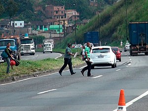 Construção de passarela começa e modifica tráfego na BR-324 (Foto: Imagens/ TV Bahia) Construção de passarela começa e modifica tráfego na BR-324 (Foto: Imagens/ TV Bahia)