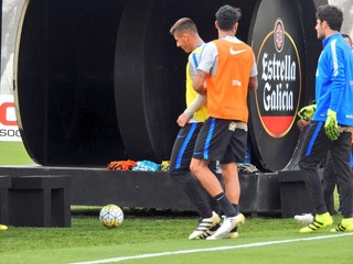 Clima quente no treino do Corinthians: Vilson acerta soco na cara de Marciel