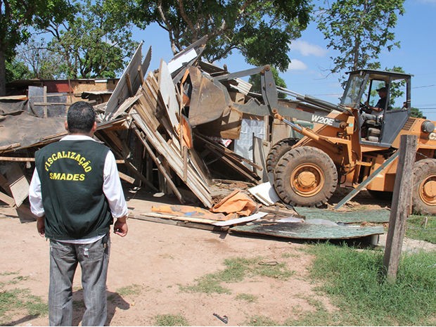 Barracos foram destruídos por trator durante operação (Foto: Secom/ Prefeitura de Cuiabá)