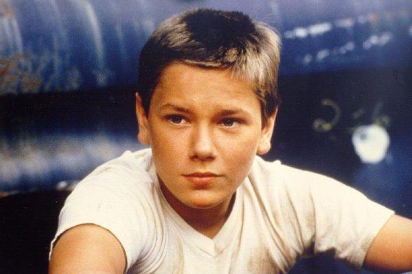 River Phoenix, de ‘Conta Comigo’ (1986), começou a trabalhar como ator aos 12 anos de idade. Aos 23, porém, ele morreu após uma overdose (Foto: Divulgação)