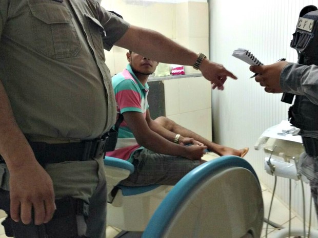 Equipe da Vigilância Sanitária e PM chegou quando o jovem atendia paciente (Foto: Divulgação/Vigilância Sanitária)