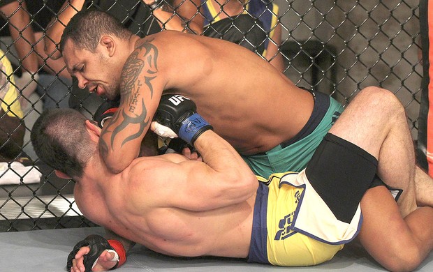 Besouro e Pedro Iriê luta TUF 2  (Foto: Divulgação / UFC)