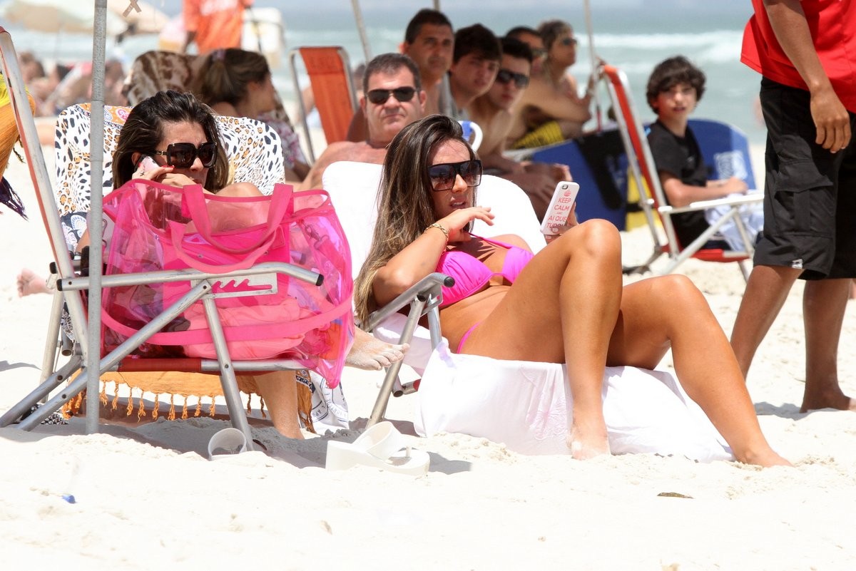 Uau! Nicole Bahls curte dia de sol em praia do Rio de Janeiro - Quem | QUEM  News