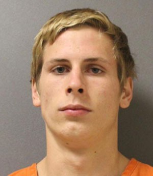 Justin Hill, de 20 anos, foi acusado de fabricar metanfetamina em banheiro (Foto: Volusia County Corrections)