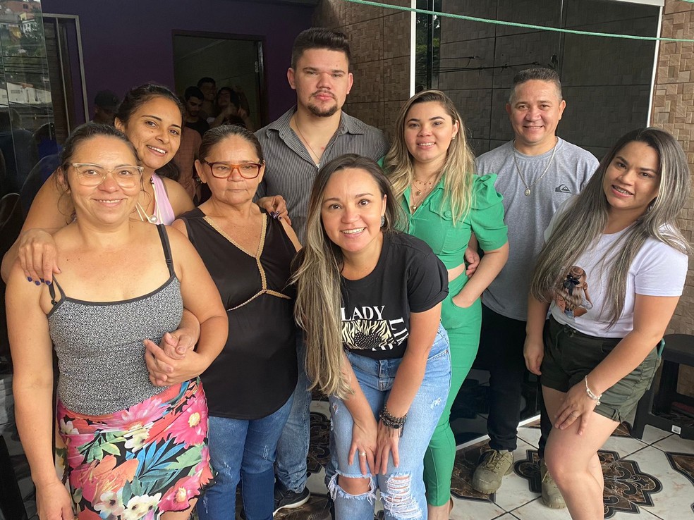 Antônia também com o filho e os novos familiares — Foto: Arquivo pessoal