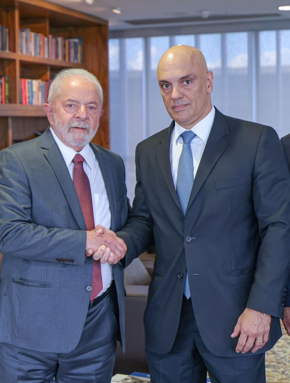 Lula cumprimenta o ministro Alexandre de Moraes, presidente do Tribunal Superior Eleitoral — Foto: Ricardo Stuckert