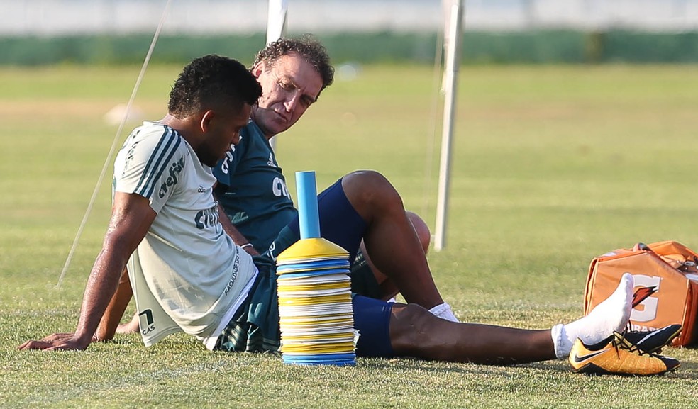 Borja conversa com Cuca no treino de terça, após desentendimento com Thiago Santos (Foto: Cesar Greco/Ag Palmeiras)