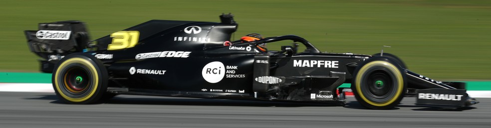 Nova Renault na pista de Barcelona com Esteban Ocon — Foto: Reuters