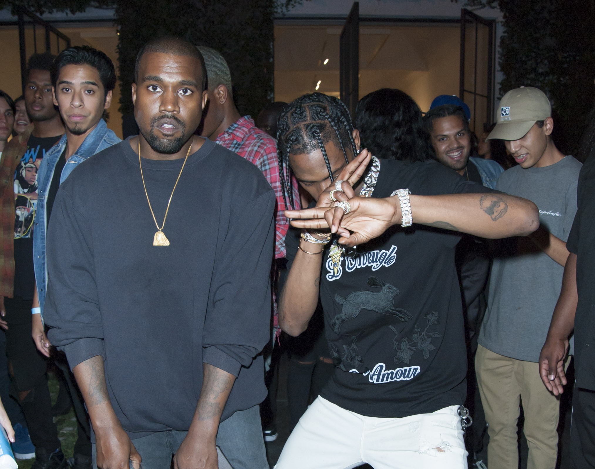 Fas Sao Pisoteados Durante Tumulto Em Show De Travis Scott E Kanye West Monet Noticias