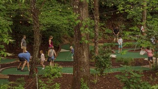 Famílias jogam minigolfe no Yogi Bear’s Jellystone Park. Os campings americanos estão oferecendo acomodações semelhantes às encontradas em resorts. Foto: Mike Belleme/The New York Times