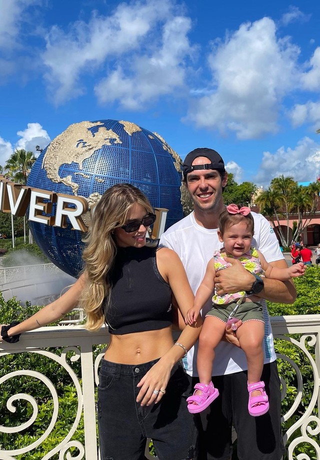  Kaká curte parque na Disney com seus 3 filhos e a esposa, Carol Dias  (Foto: Reprodução/Instagram)