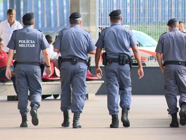 Policiais militares nas ruas nesta segunda-feira, 13 de fevereiro (Foto: Reprodução/ TV Gazeta) Policiais militares nas ruas nesta segunda-feira, 13 de fevereiro (Foto: Reprodução/ TV Gazeta)