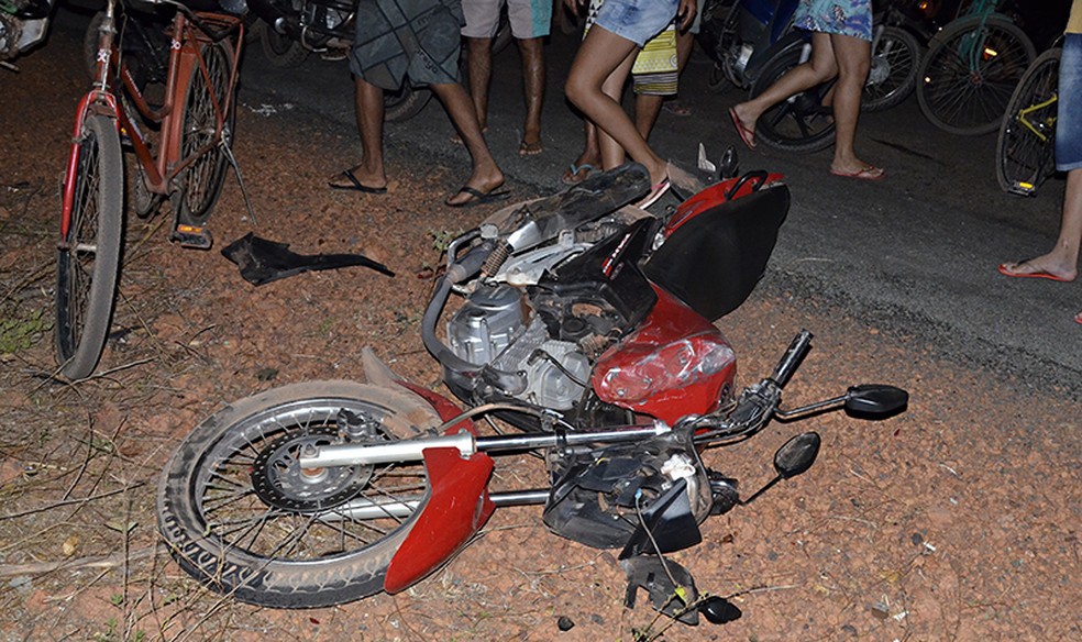 Mãe e filha trafegavam em motocicleta sem capacete, e tiveram morte instantânea. (Foto: Reprodução/ Portal do Coveiro)