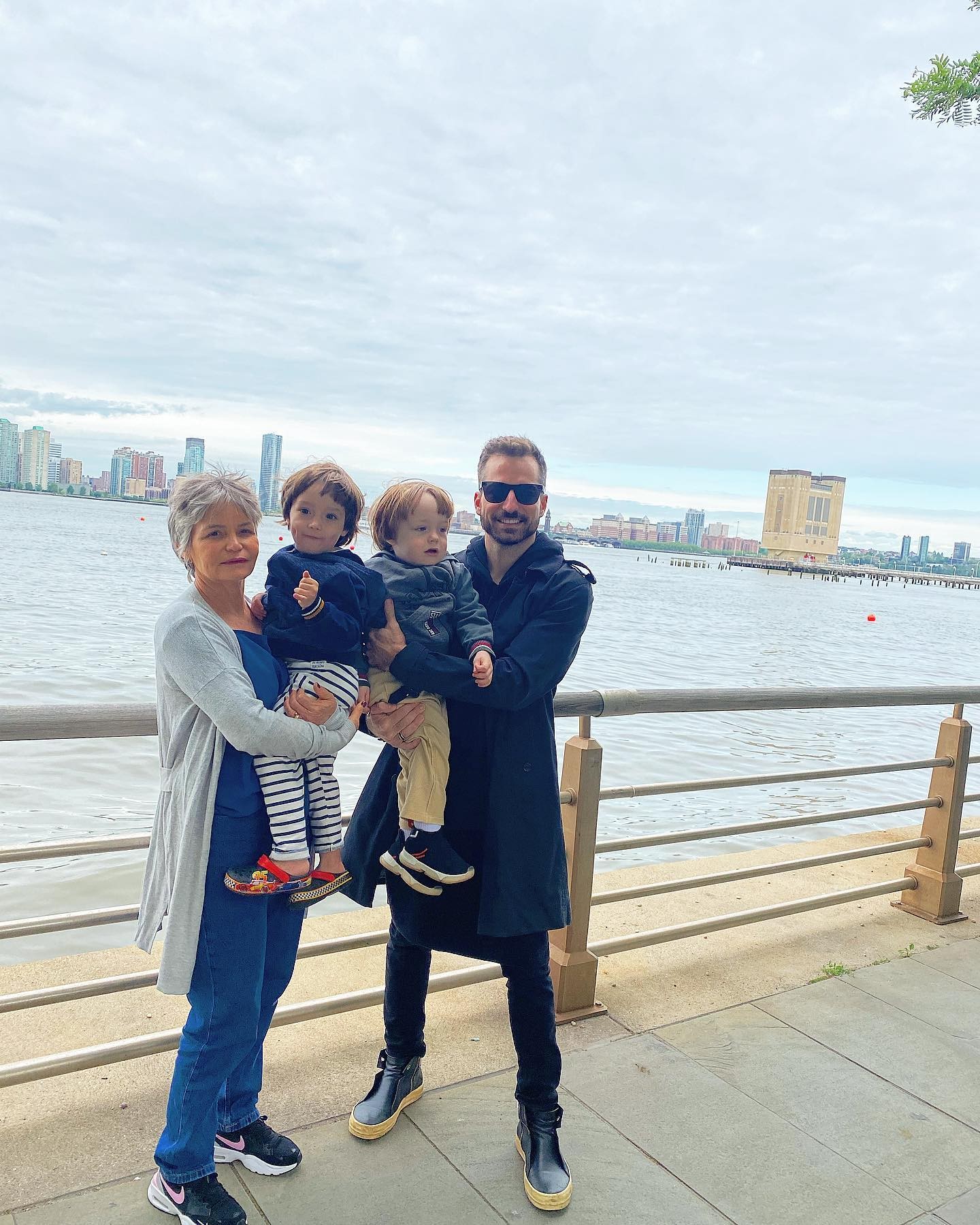 Thales Bretas curte viagem a Nova York com a mãe, os filhos e Caroline Trentini (Foto: Reprodução/Instagram)