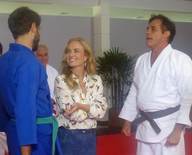 Angélica conversa com Ricardo e Oscar (Foto: Estrelas/TV Globo)
