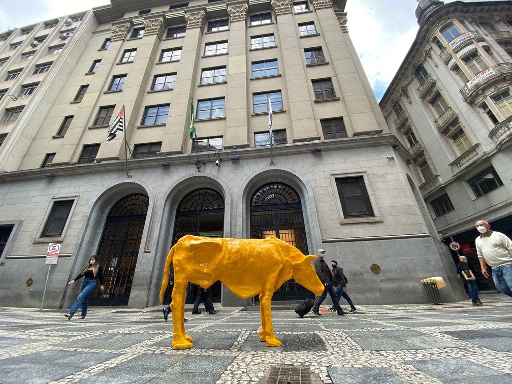 Escultura ocupa mesmo local onde estava 'Touro de Ouro', que foi retirado pela prefeitura  — Foto: Celso Tavares/g1
