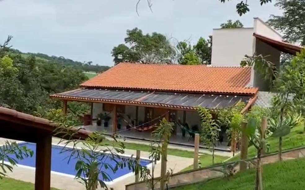Casas de luxo foram construídas em loteamento ilegal em Senador Canedo, Goiás — Foto: Reprodução/TV Anhanguera