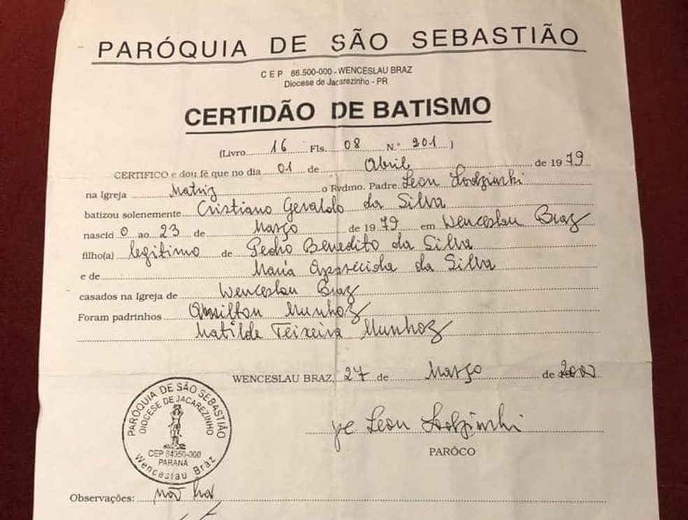 Certidão entregue no batismo é o único documento dos gêmeos, segundo a família — Foto: Arquivo pessoal