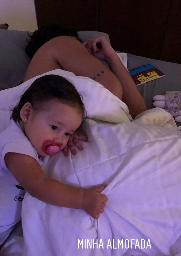 Bruno Gissoni dorme e Madalena cuida do papai (Foto: Reprodução/Instagram)