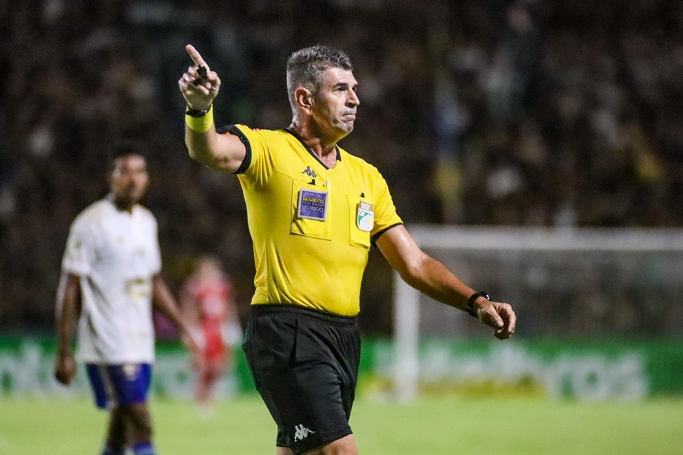 Willian Oliveira reclama da arbitragem em derrota do Cruzeiro: Será que é dependência do VAR?