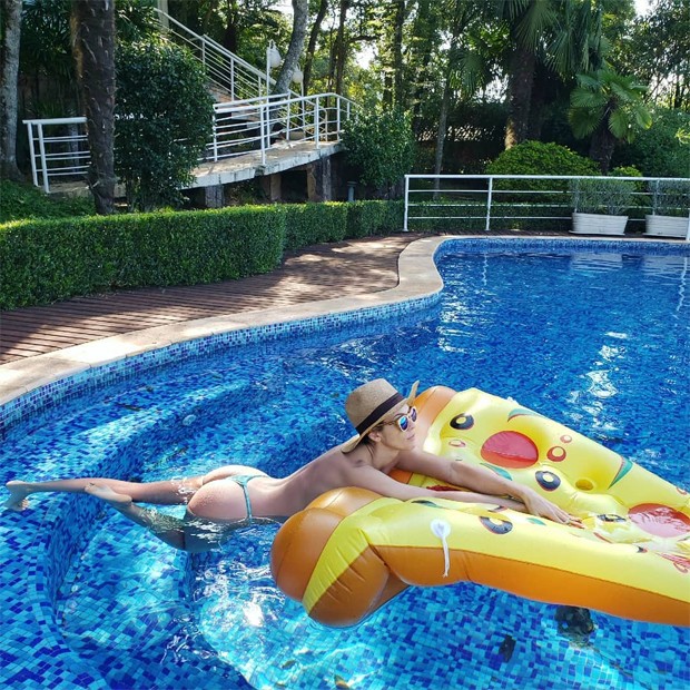 Lívia Andrade toma sol na piscina de casa (Foto: Reprodução/Instagram)