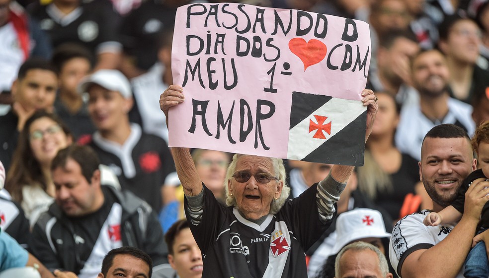 Torcedora do Vasco durante jogo contra o Cruzeiro, no Maracanã — Foto: Thiago Ribeiro/AGIF