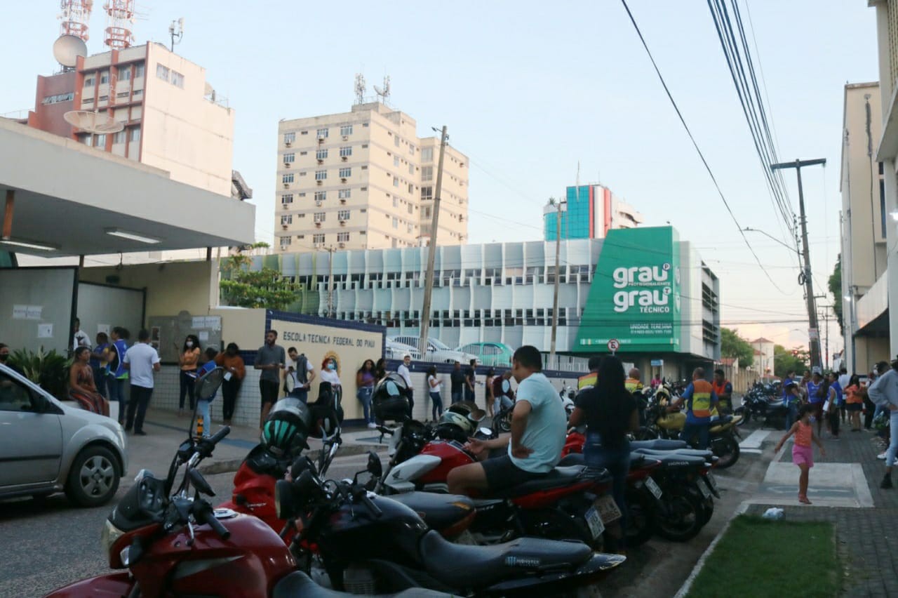 Pais chegam cedo e aguardam ansiosos a saída dos filhos no primeiro dia de provas do Enem em Teresina