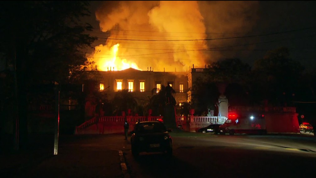 Chamas consomem Museu Nacional na Quinta da Boa Vista, Zona Norte do Rio, na noite deste domingo (2).  (Foto: Reprodução/TV Globo)