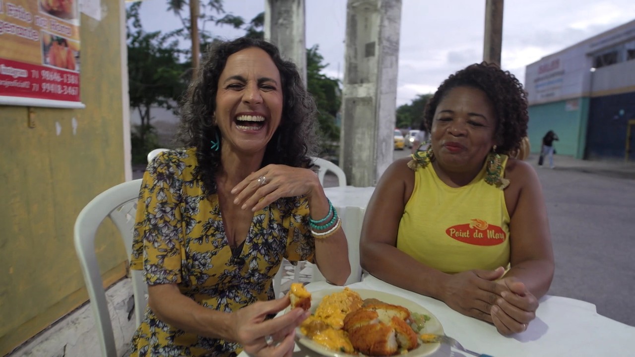 Maria Menezes experimenta diferentes pratos com camarão
