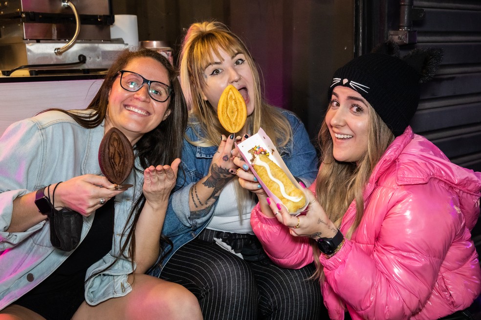 As amigas Tamiris Rosseto, Chi Machida e Renata Louzada experimentam os crepes na rua Augusta, em São Paulo.  — Foto: Celso Tavares/g1