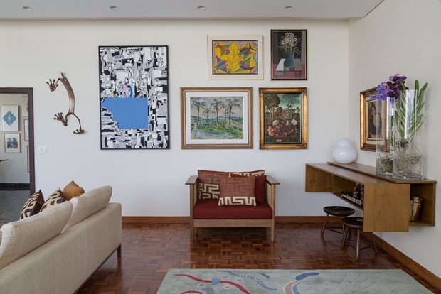 Apartamento amplo repleto de obras de arte e cores sóbrias (Foto: Evelyn Müller / divulgação)