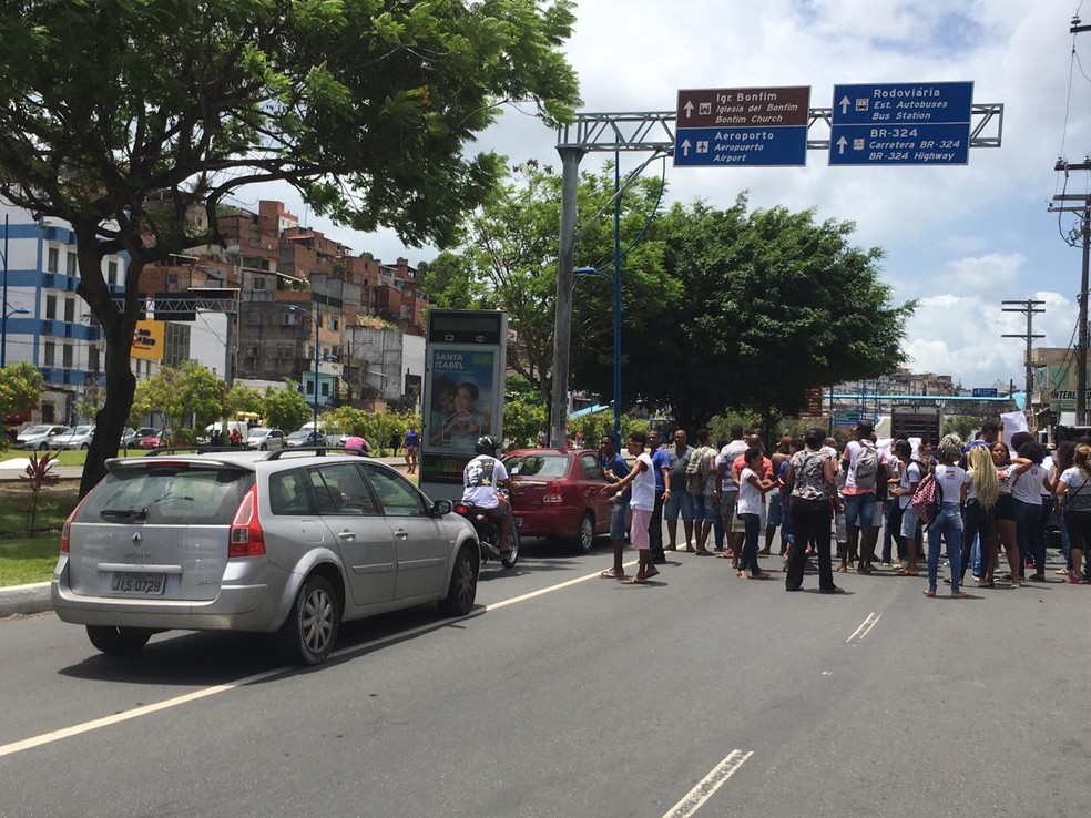 Protesto de pais, estudantes e professores deixa trÃ¢nsito lento na Avenida Vasco da Gama â?? Foto: Maiana Belo/G1