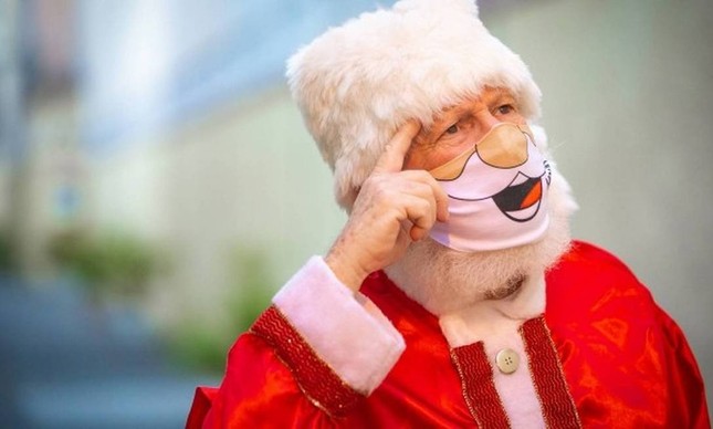 Papai Noel com máscara