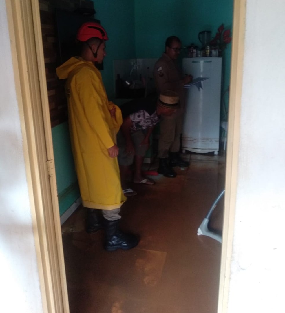 Família teve que deixar a casa às pressas  — Foto: Divulgação /Corpo de Bombeiros