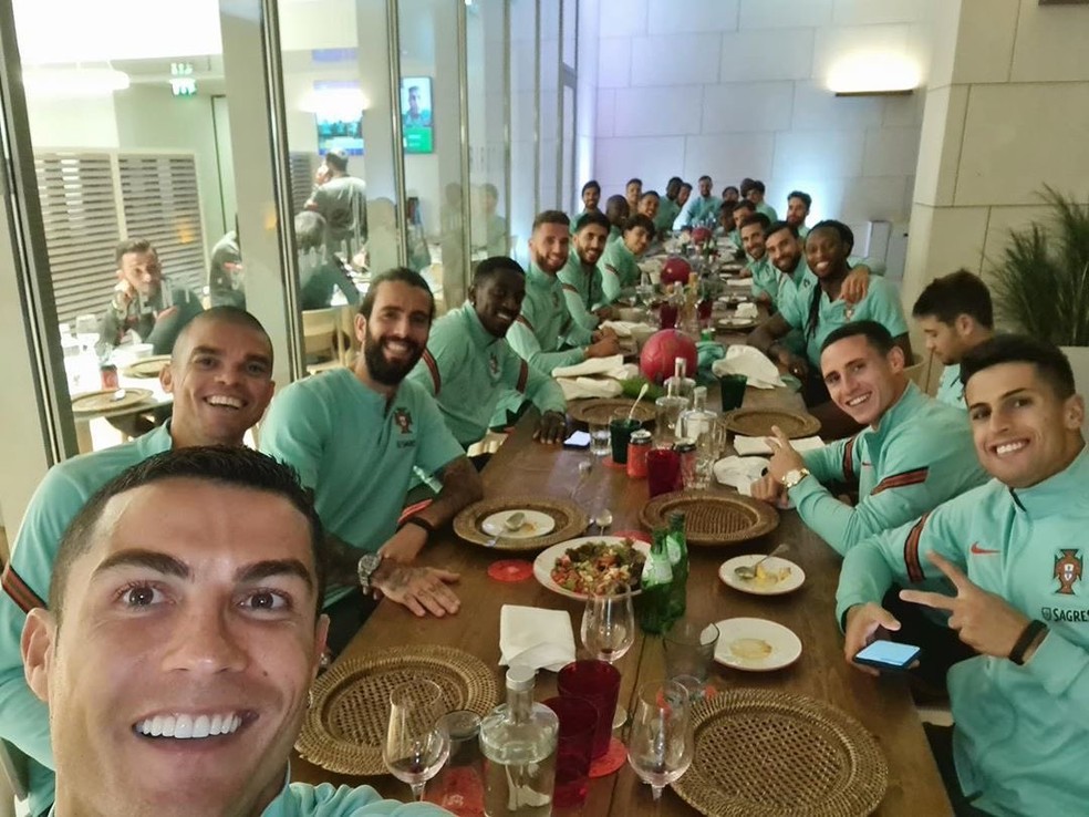 Cristiano Ronaldo postou foto com todo o elenco reunido horas antes de testar positivo para a Covid-19 — Foto: Reprodução/Twitter